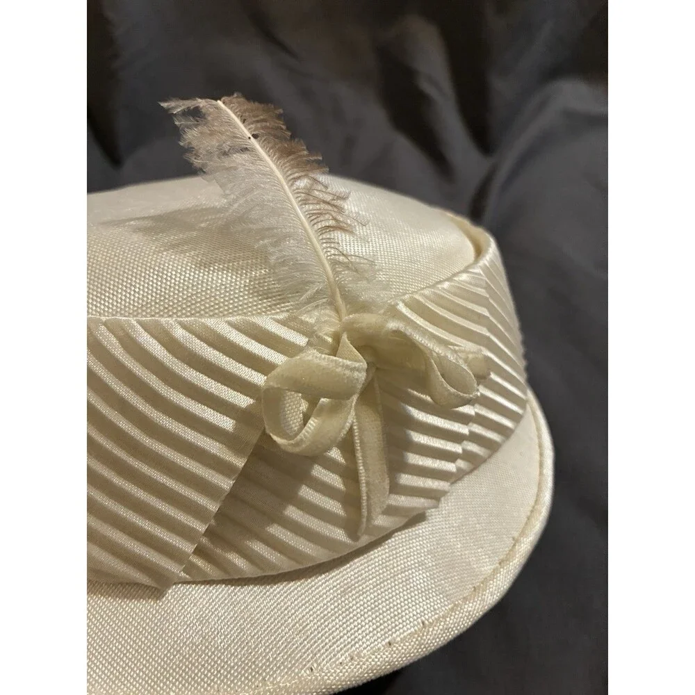 Vintage 1950s Ivory Layered Ribbon Bow Feathered Pill Box Hat